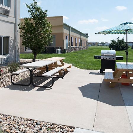 Holiday Inn Express Hotel & Suites Burlington By Ihg Exterior foto