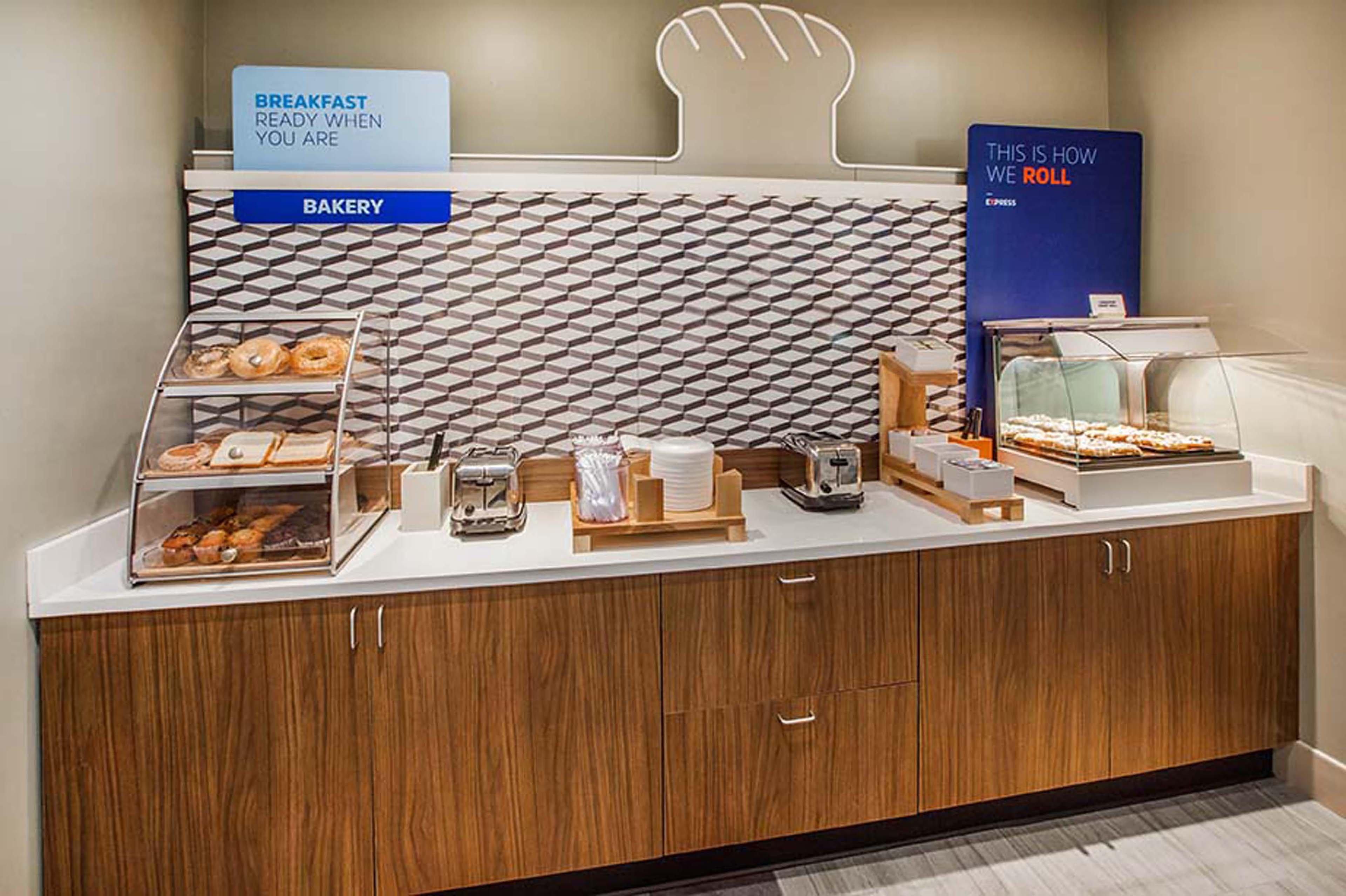 Holiday Inn Express Hotel & Suites Burlington By Ihg Exterior foto