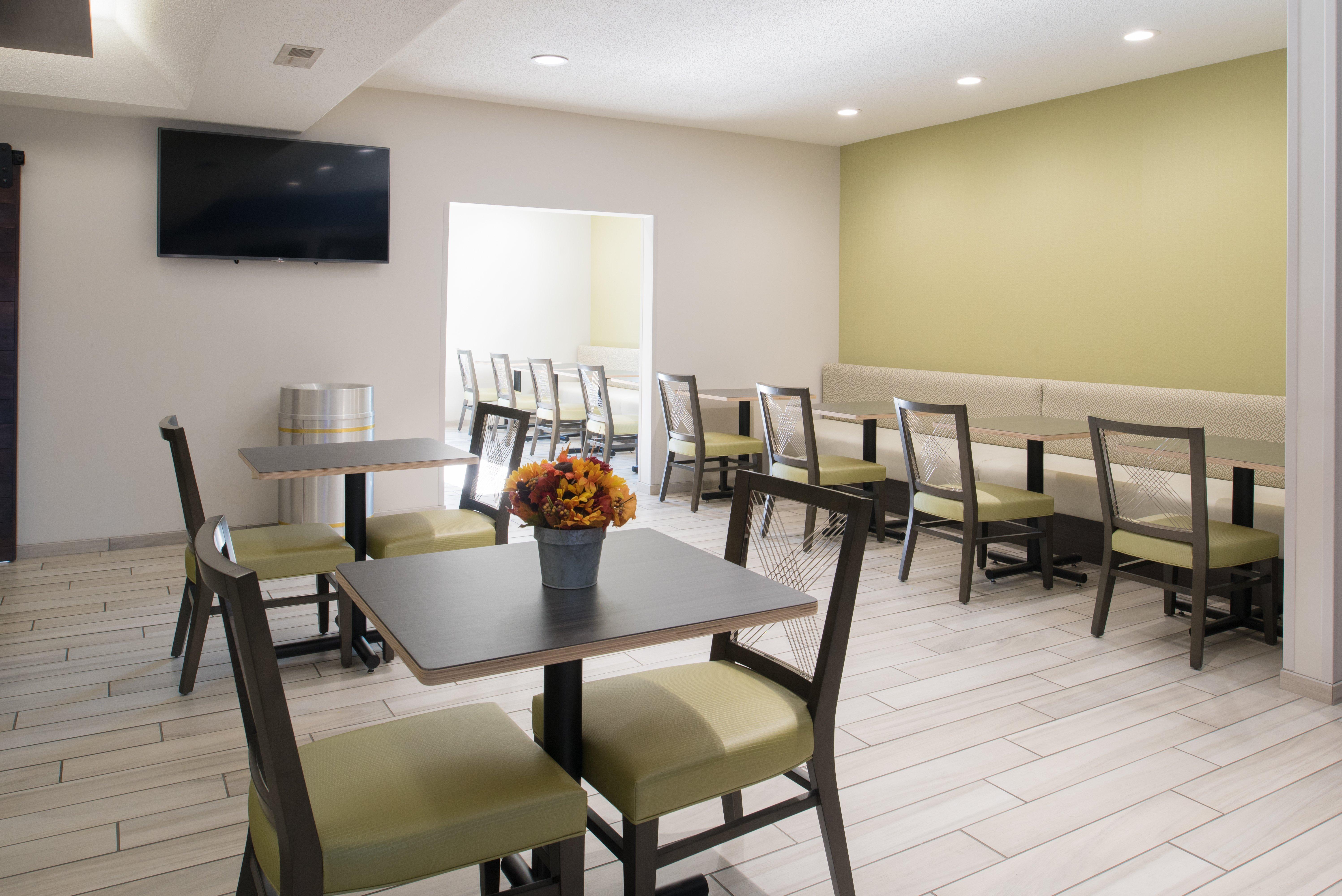 Holiday Inn Express Hotel & Suites Burlington By Ihg Exterior foto