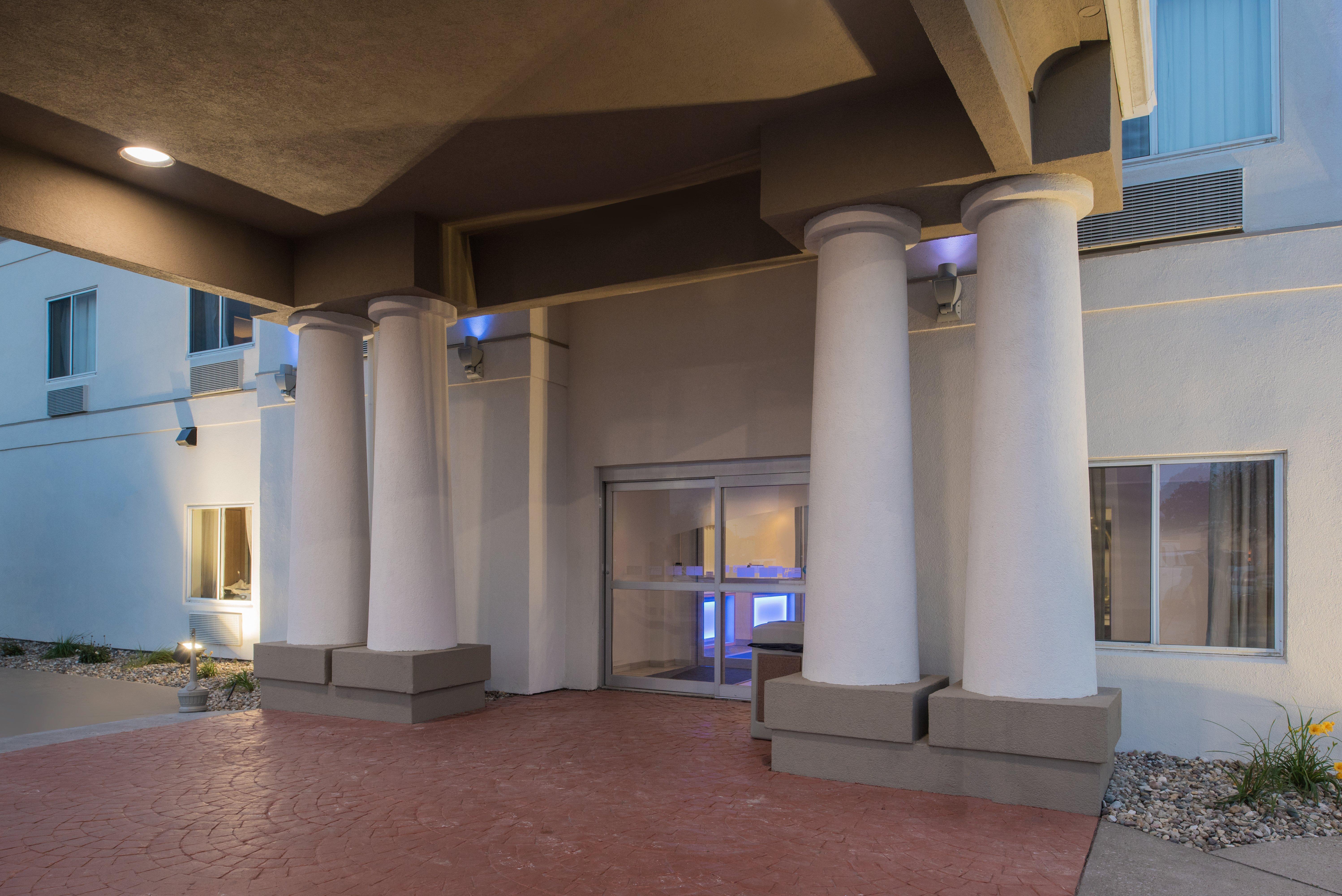 Holiday Inn Express Hotel & Suites Burlington By Ihg Exterior foto