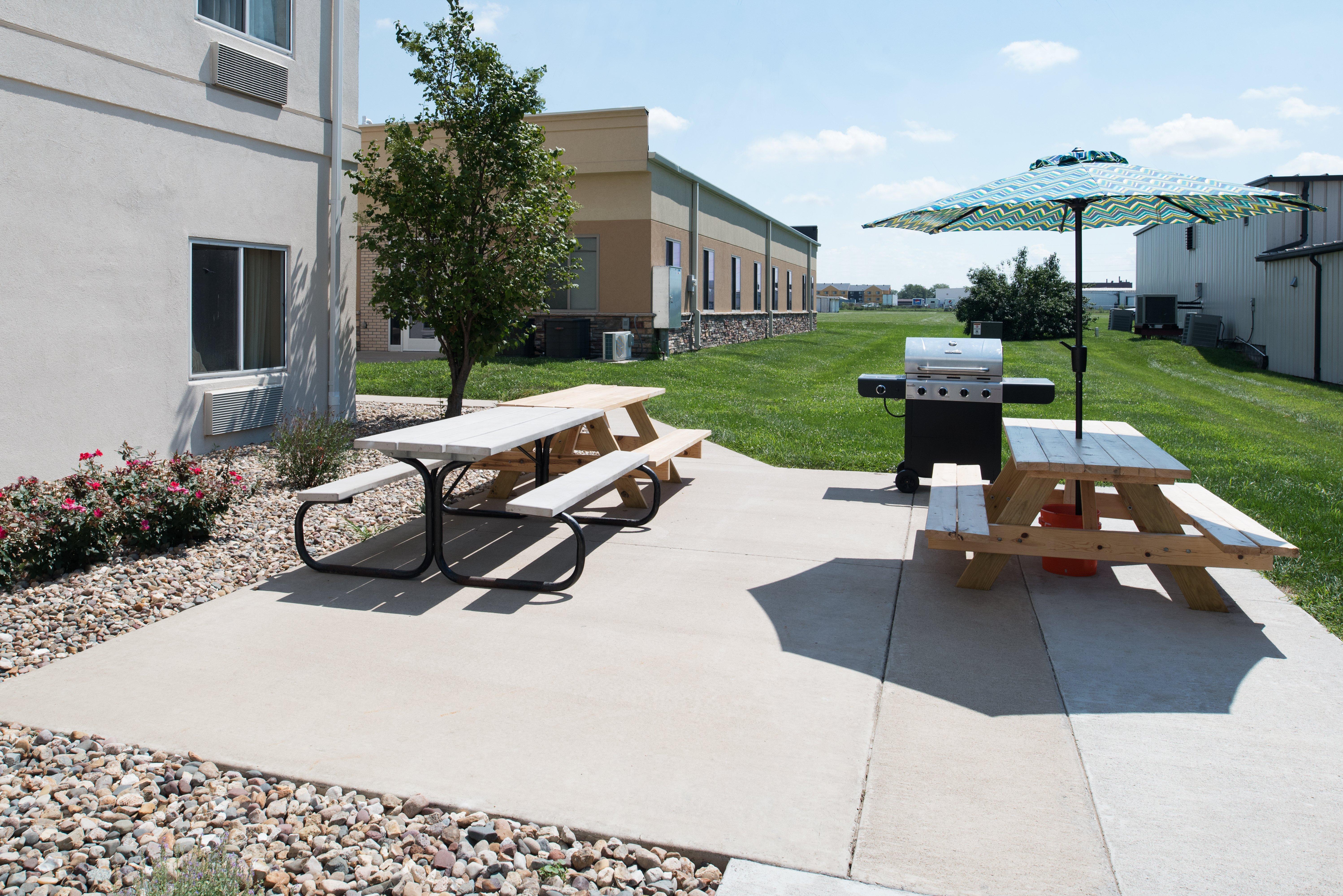 Holiday Inn Express Hotel & Suites Burlington By Ihg Exterior foto