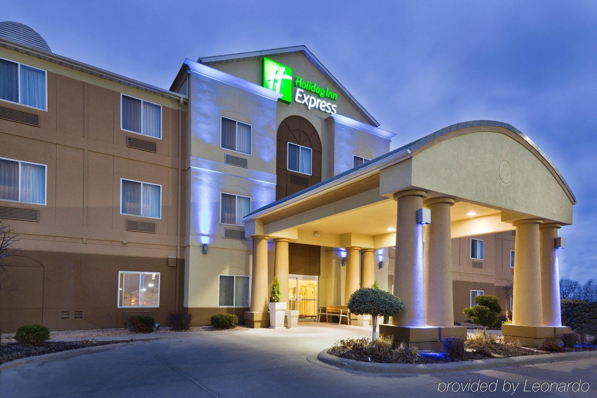 Holiday Inn Express Hotel & Suites Burlington, An Ihg Hotel Exterior foto